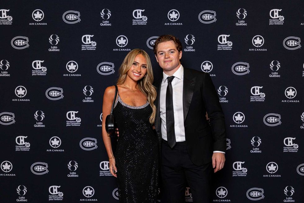 Samantha Boos et Cole Caufield des Canadiens de Montr\u00e9al.