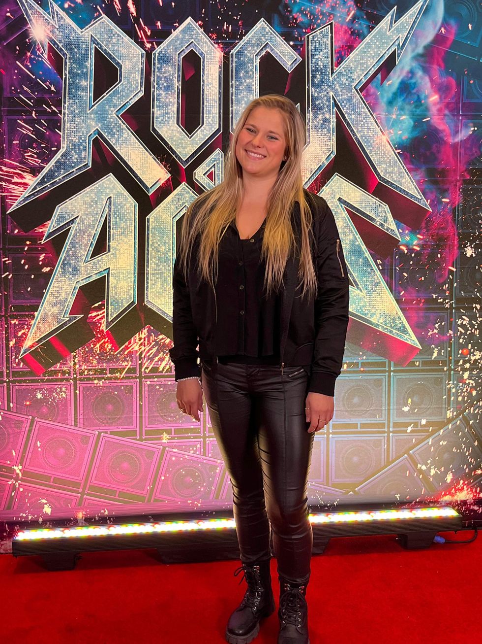 Sandrine H\u00e9bert au tapis rouge de Rock of Ages.