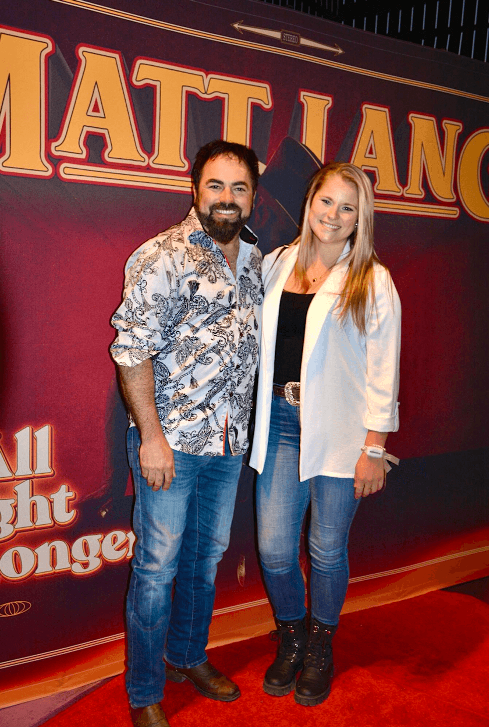 Sandrine H\u00e9bert et Denis Bastien sur le tapis rouge \u00e0 la premi\u00e8re de Matt Lang.