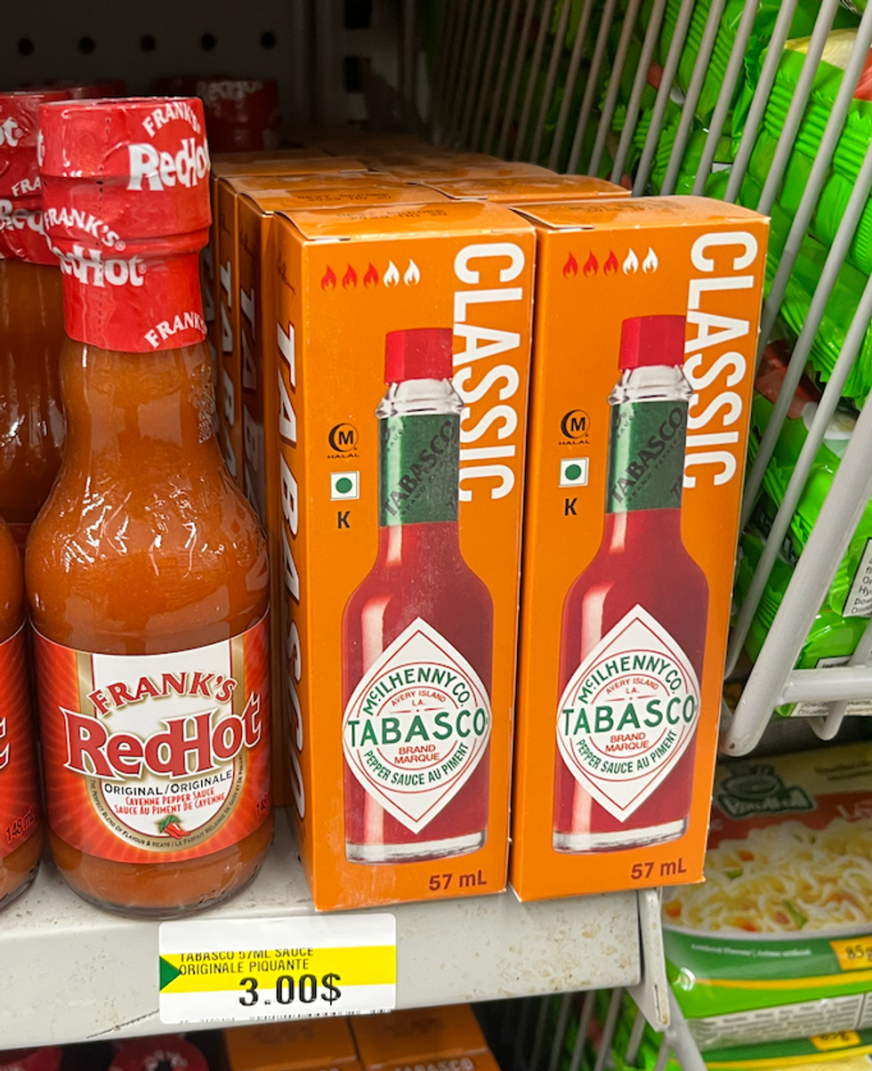 Sauce originale piquante Tabasco sur les tablettes du Dollarama.