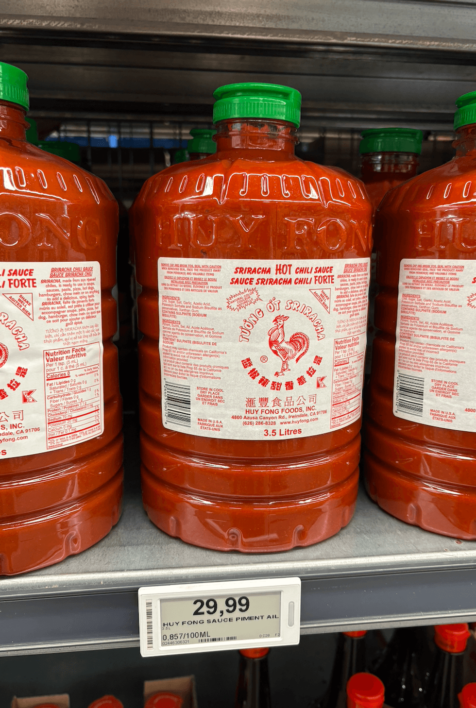 Sauce Sriracha Huy Fong dans les rayons du Club Entrep\u00f4t.