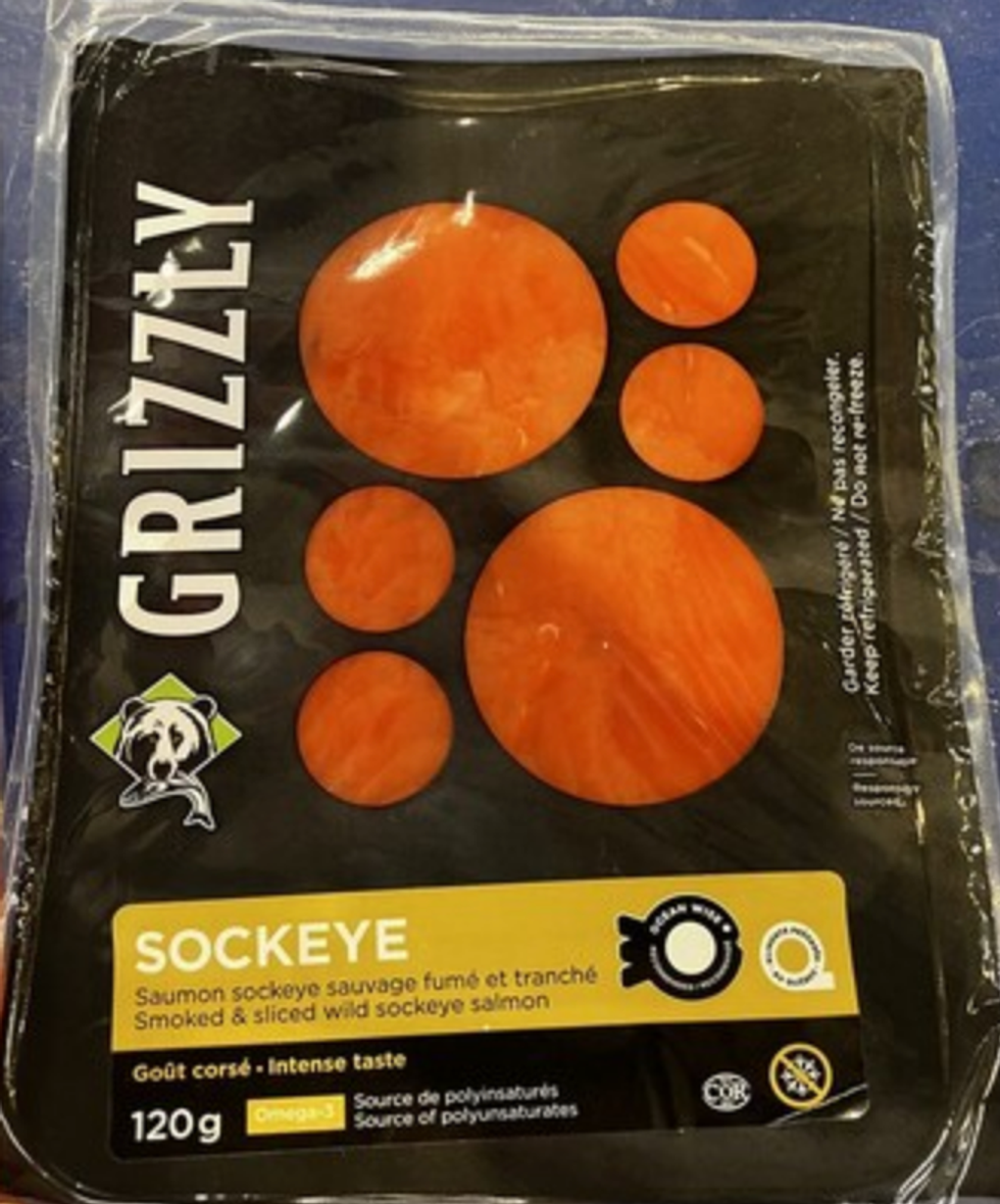 Saumon sockeye sauvage fum\u00e9 et tranch\u00e9 dans son emballage.