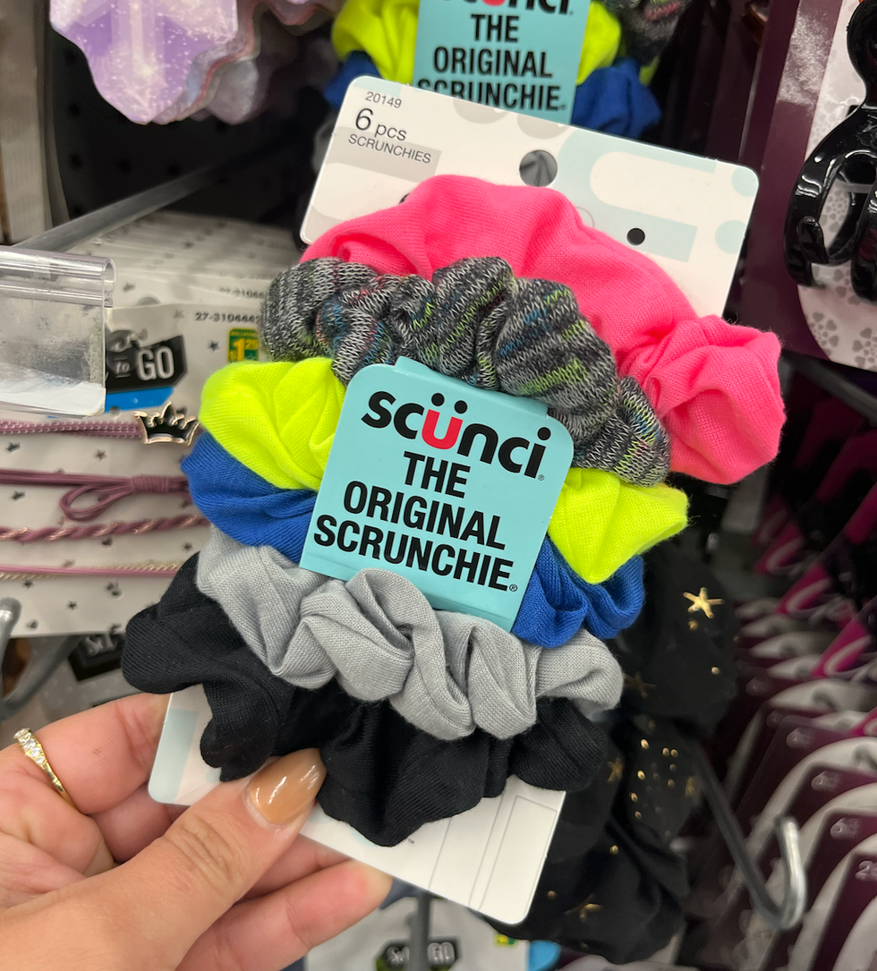 Scrunchies de diff\u00e9rentes couleurs vendus dans un ensemble.
