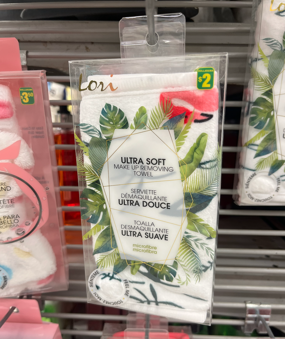 Serviette d\u00e9maquillante en microfibre blanche dans son emballage transparent au Dollarama.