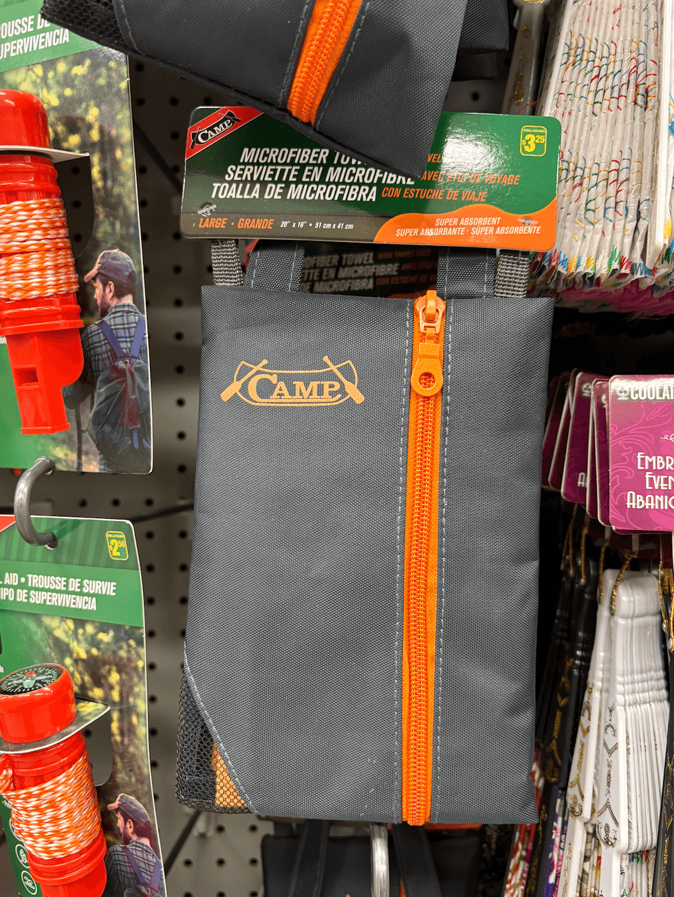 Serviette en microfibre sur les \u00e9tag\u00e8res du Dollarama.