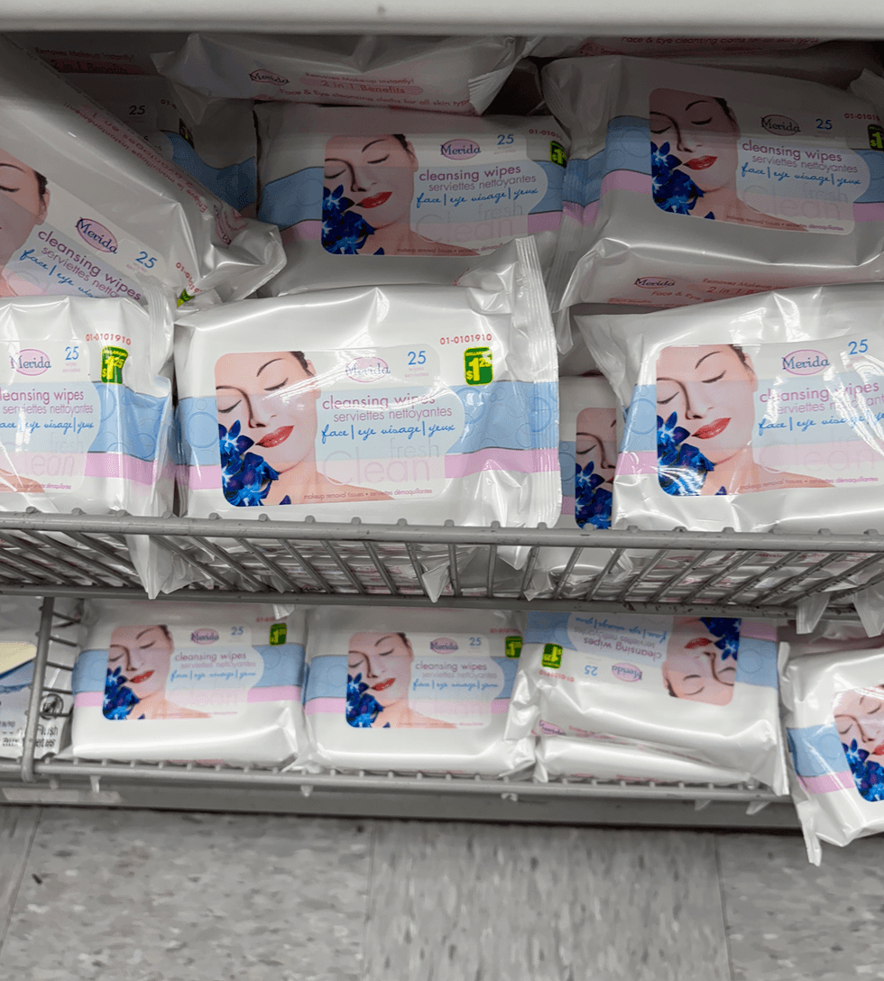 Serviettes nettoyantes sur les \u00e9tag\u00e8res du Dollarama.