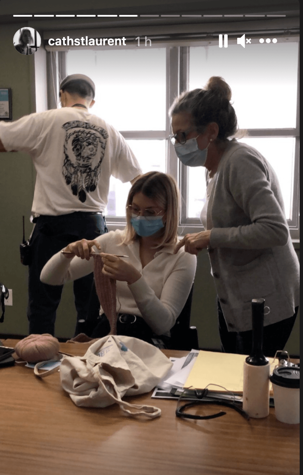 Session de tricot sur le plateau de tournage de District 31.