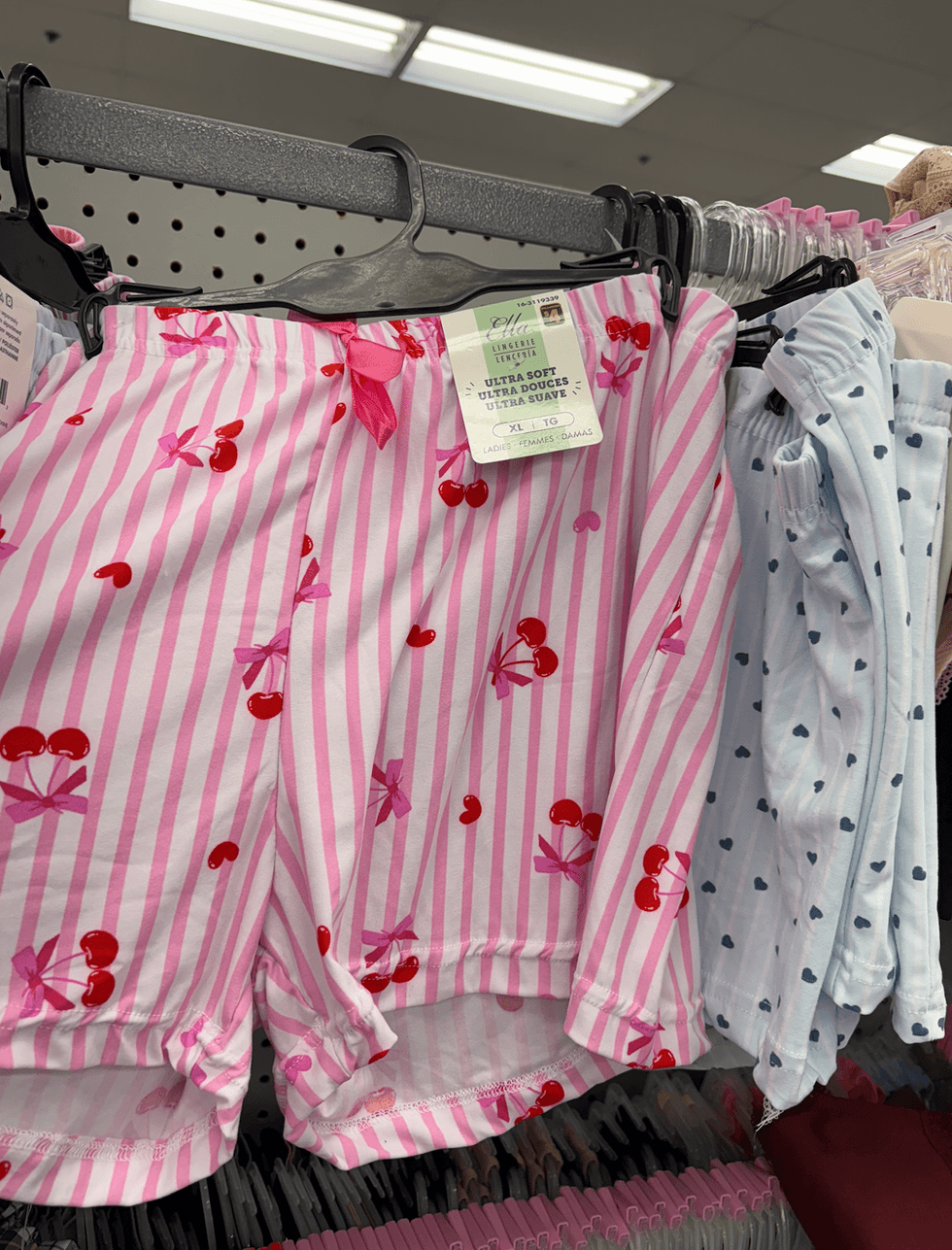 Short de pyjama sur les \u00e9tag\u00e8res du Dollarama.