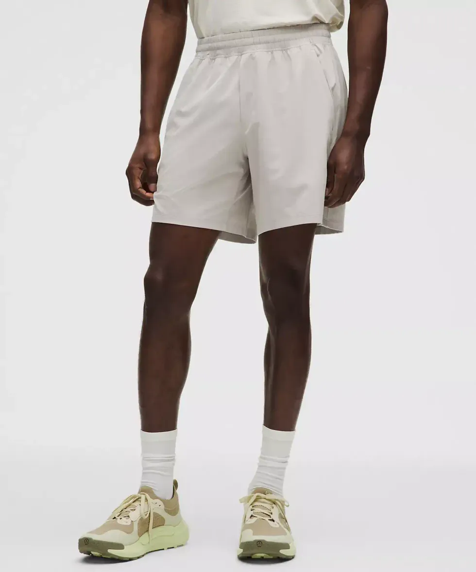 Short Pace Breaker sans doublure 18 cm beige sur le site de lululemon.