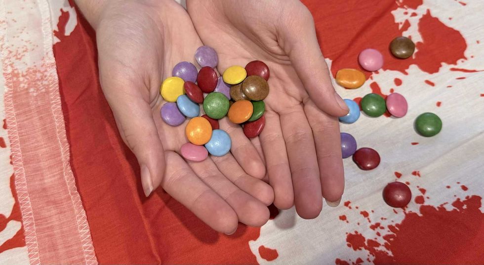 Smarties dans les mains d'un enfant.