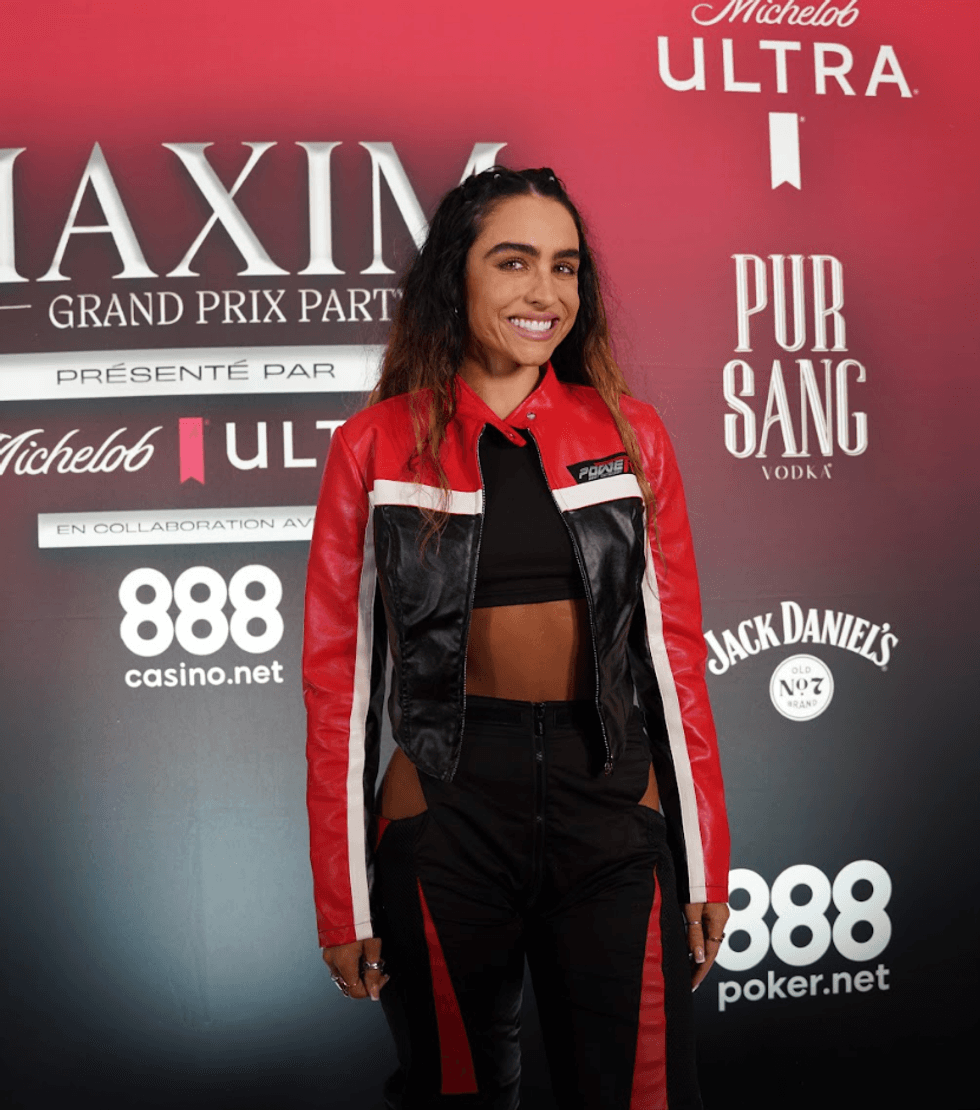 Sommer Ray sur le tapis rouge du Maxim Grand Prix Party.