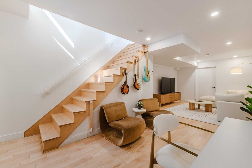 Sous-sol am\u00e9nag\u00e9 avec salle familiale dans la maison de Lysandre Nadeau et Claude B\u00e9gin.