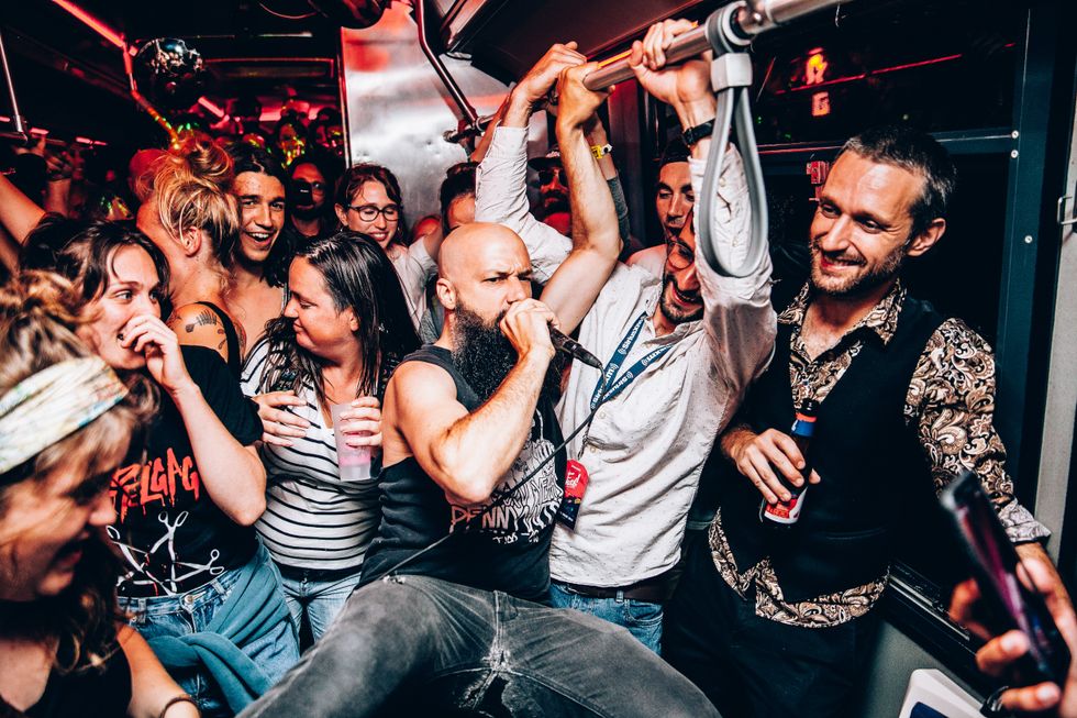 Spectacle dans un autobus.