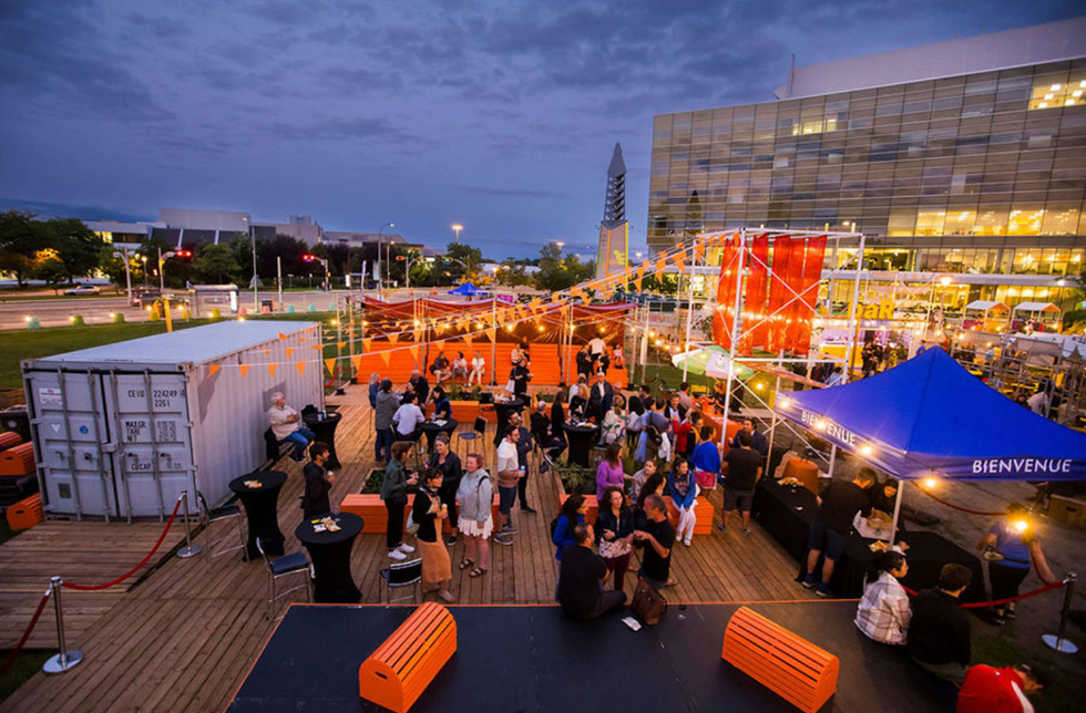 Station culturelle momo, un espace ext\u00e9rieur illumin\u00e9 et color\u00e9 en face du terminus Montmorency.