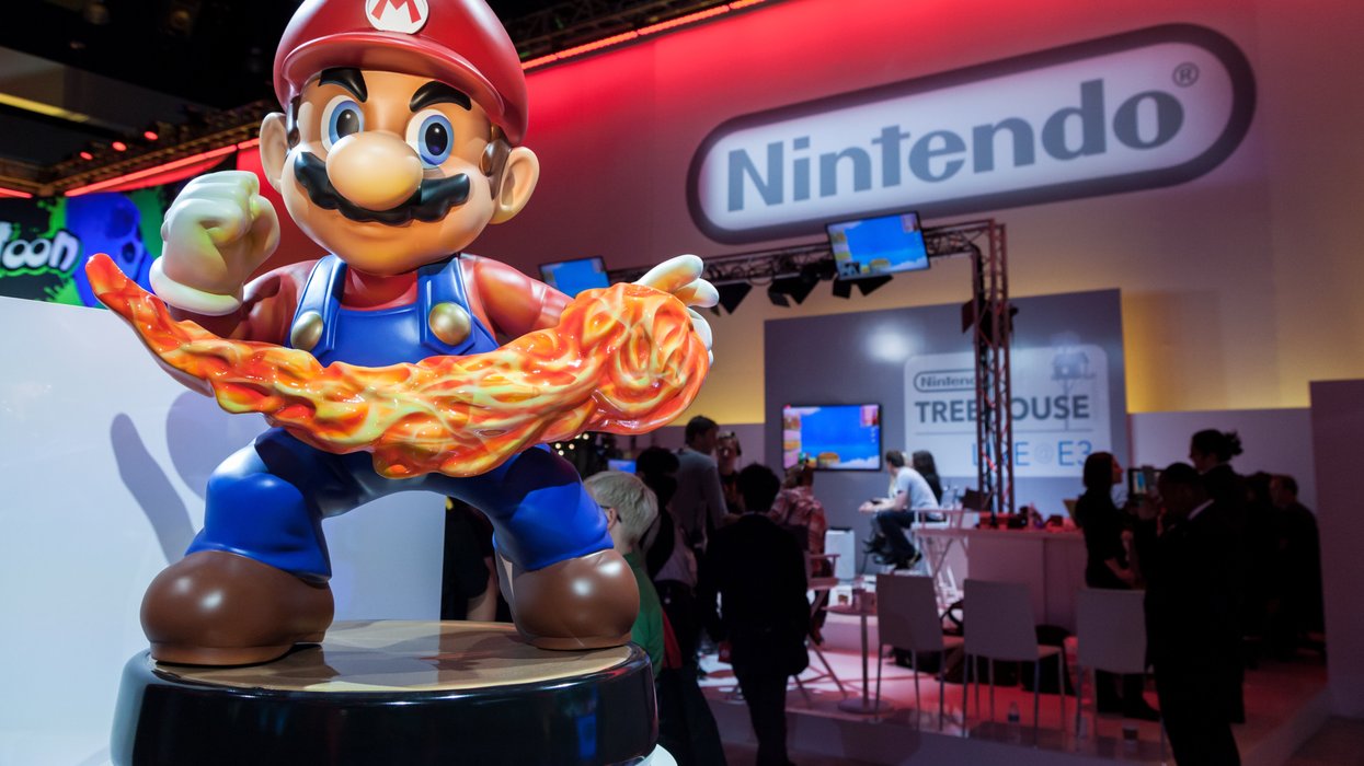 Statue géante de Super Mario et logo Nintendo à l’E3 en 2014.