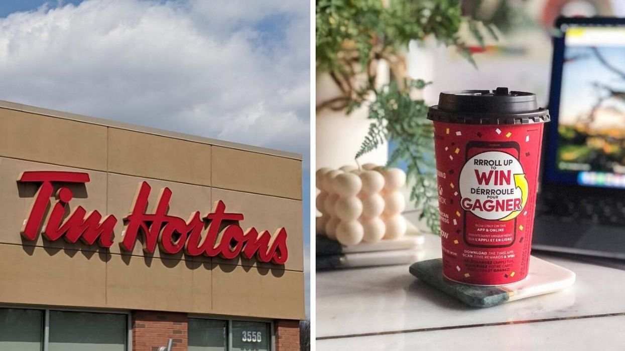 Succursale de Tim Hortons. Droite : Gobelet « Déroule pour gagner » de Tim Hortons.