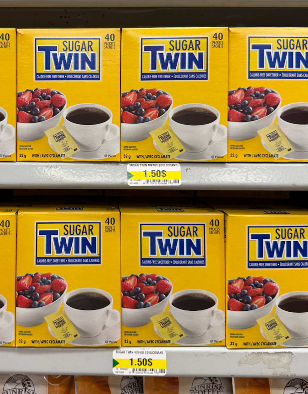 Sucre \u00e9dulcorant Twin sur les tablettes du Dollarama.