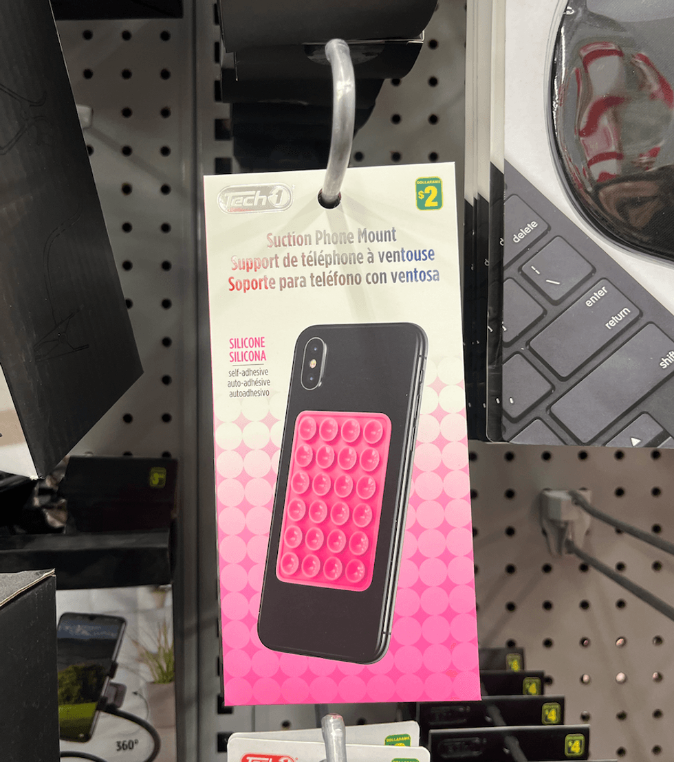 Support de t\u00e9l\u00e9phone \u00e0 ventouse rose dans son emballage au Dollarama.