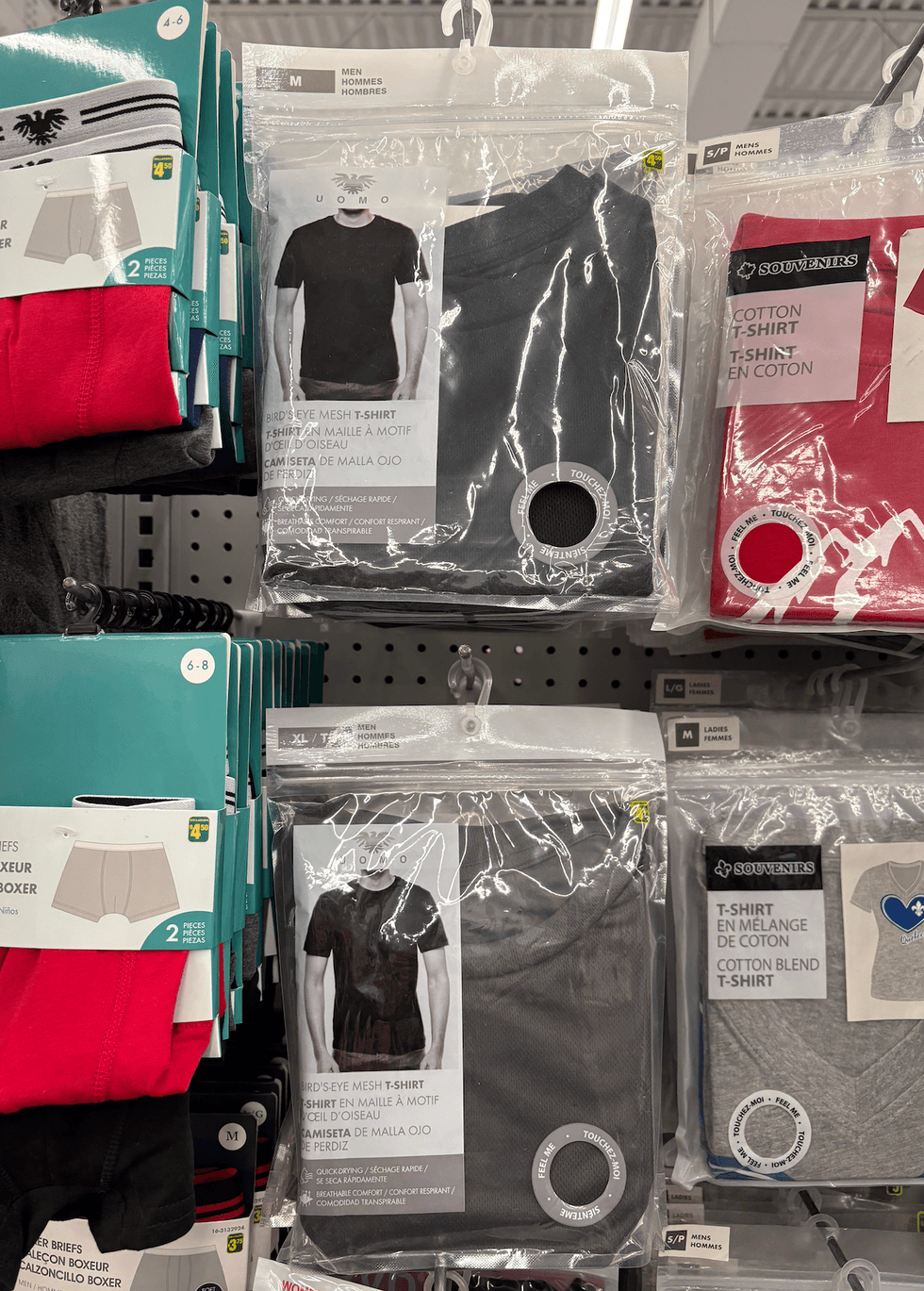 T-shirt sport sur les \u00e9tag\u00e8res du Dollarama.