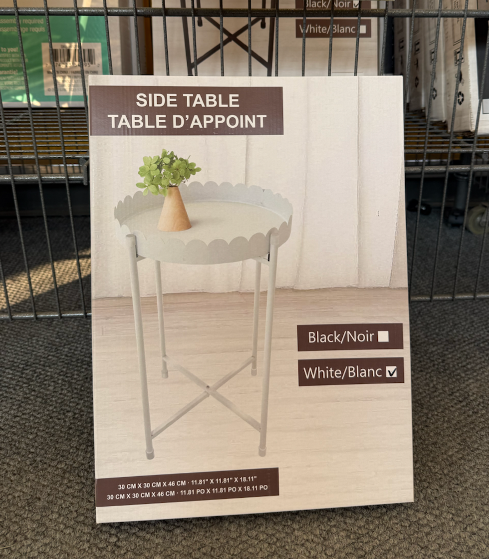 Table d'appoint dans son emballage au Tigre G\u00e9ant.