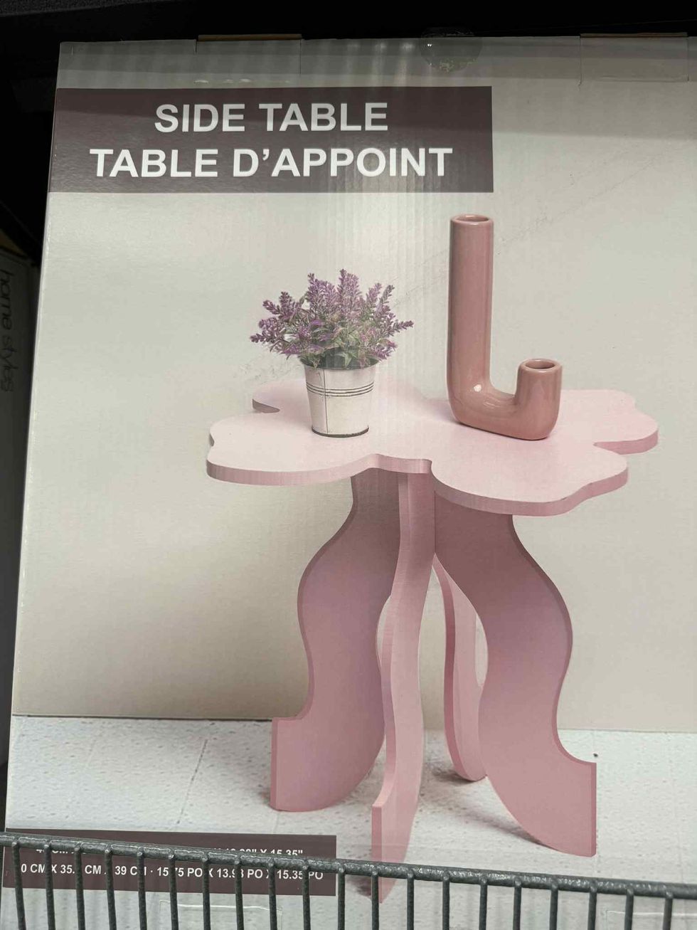 Table d'appoint rose de style art d\u00e9co en vente chez Tigre G\u00e9ant.