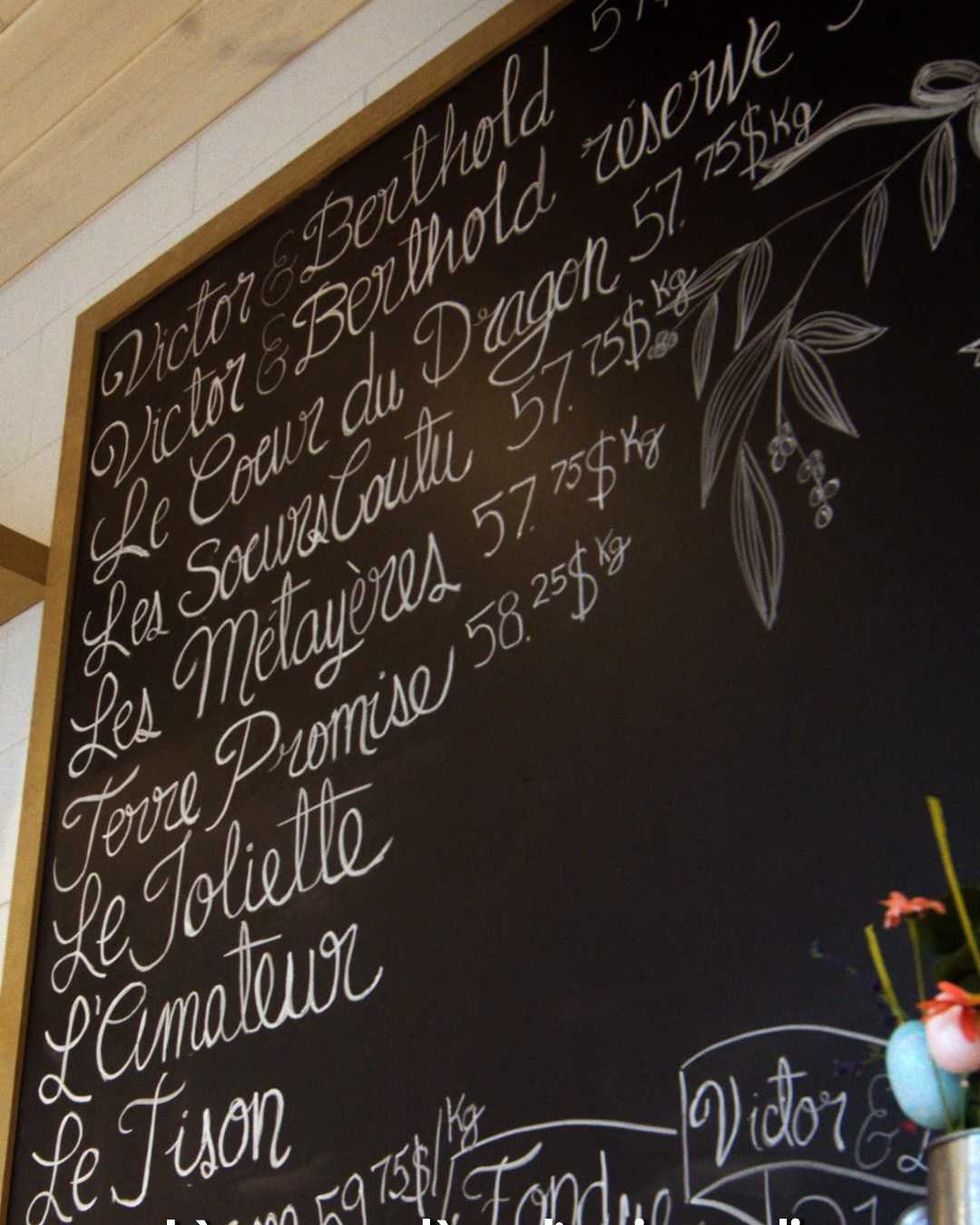 Tableau pr\u00e9sentant une s\u00e9lection de fromages artisanaux.