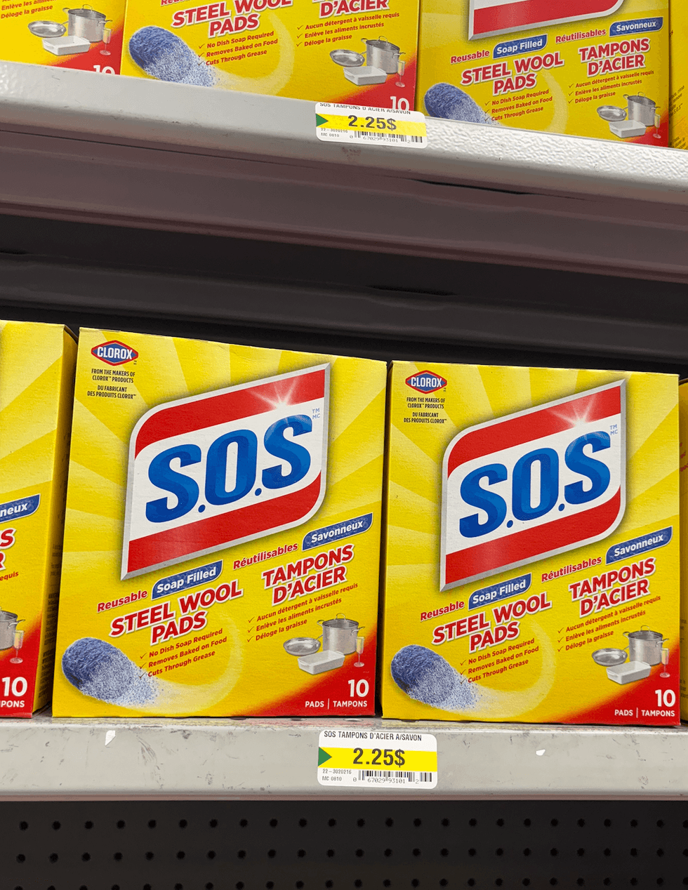 Tampons d'acier S.O.S sur les tablettes du Dollarama.