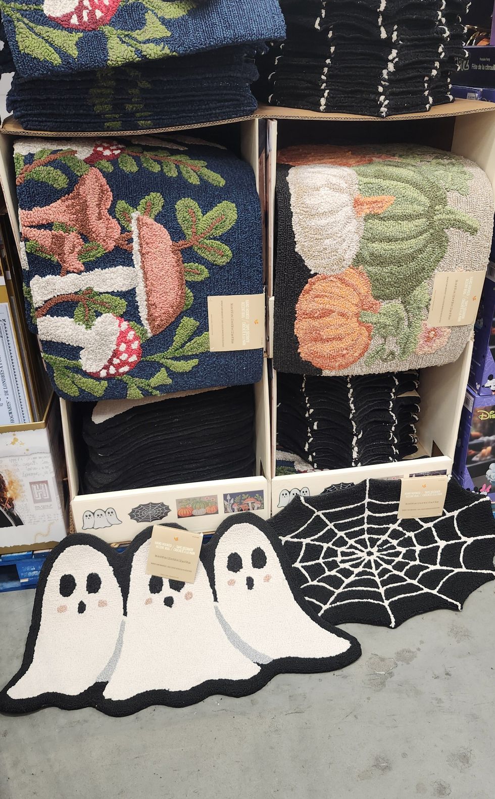 Tapis d\u00e9coratif th\u00e9matique.