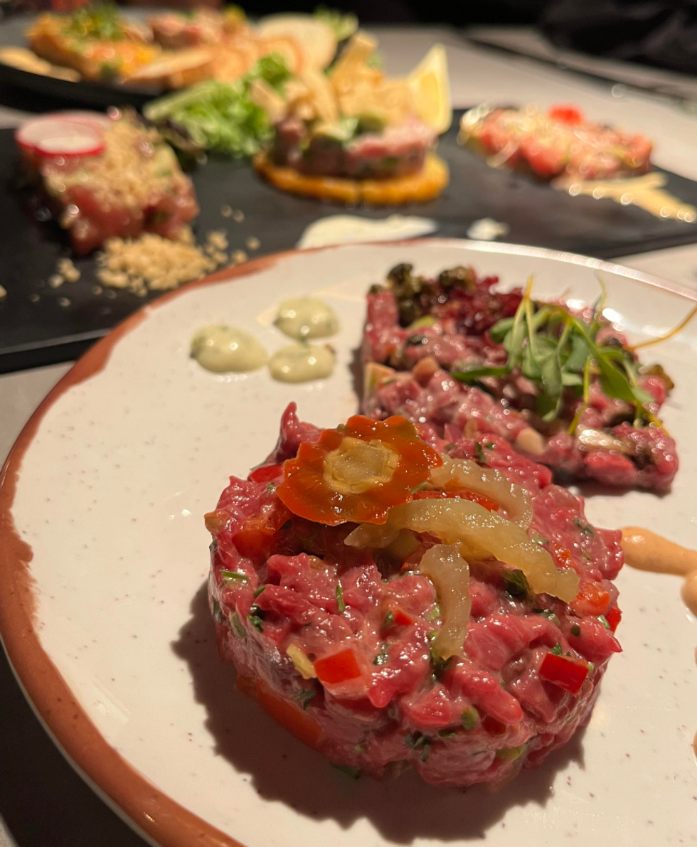 Tartare de boeuf Tex-Mex en avant-plan, et tartare de boeuf Cresson canneberge.