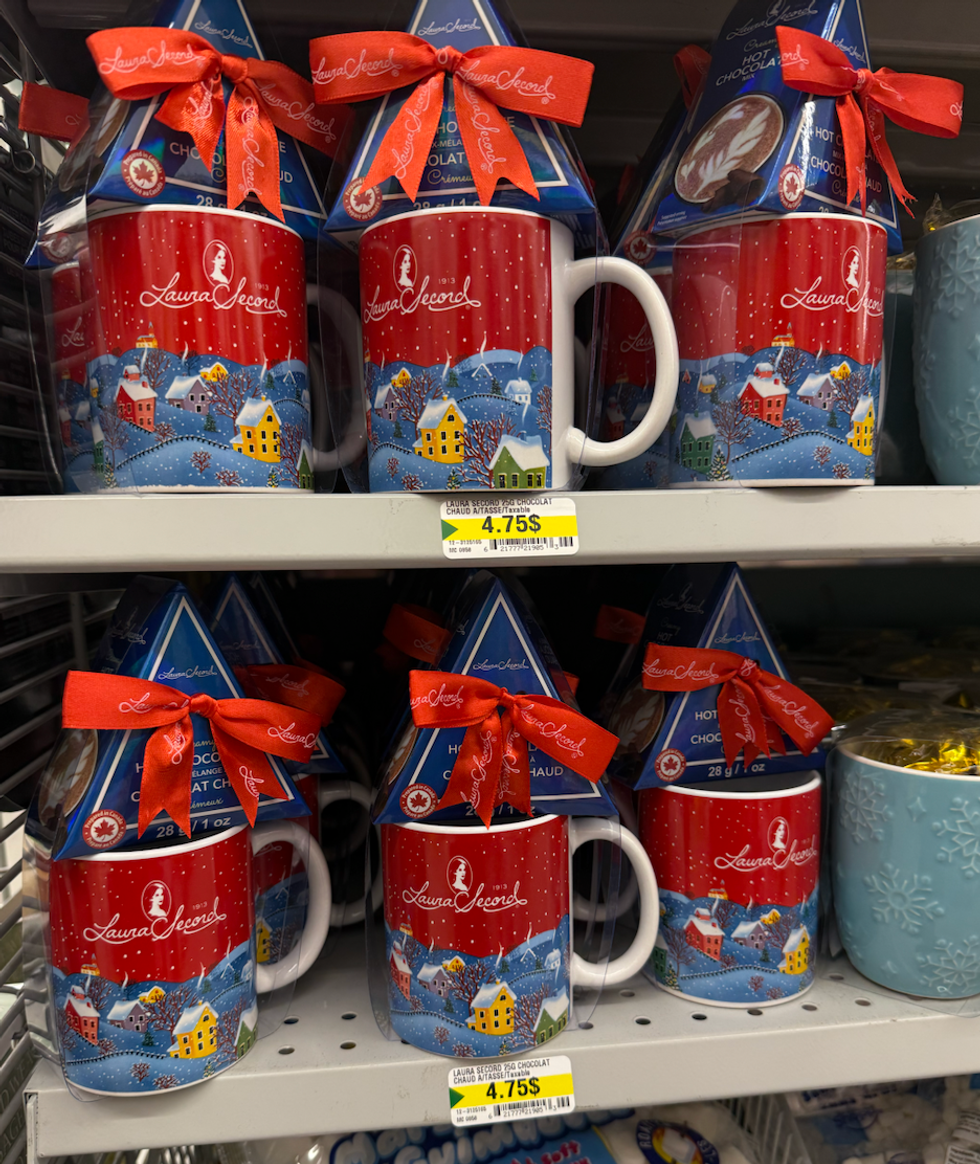 Tasse festive Laura Secord avec chocolat chaud vendu au Dollarama.