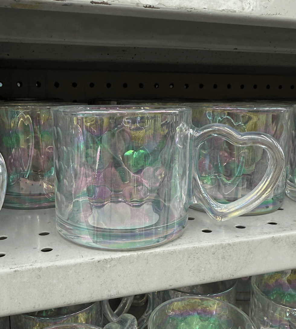 Tasses en verre avec poign\u00e9e en forme de c\u0153ur sur une tablette au Dollarama.