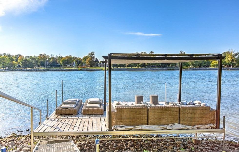 Terrasse avec vue sur l'\u00e9tang.