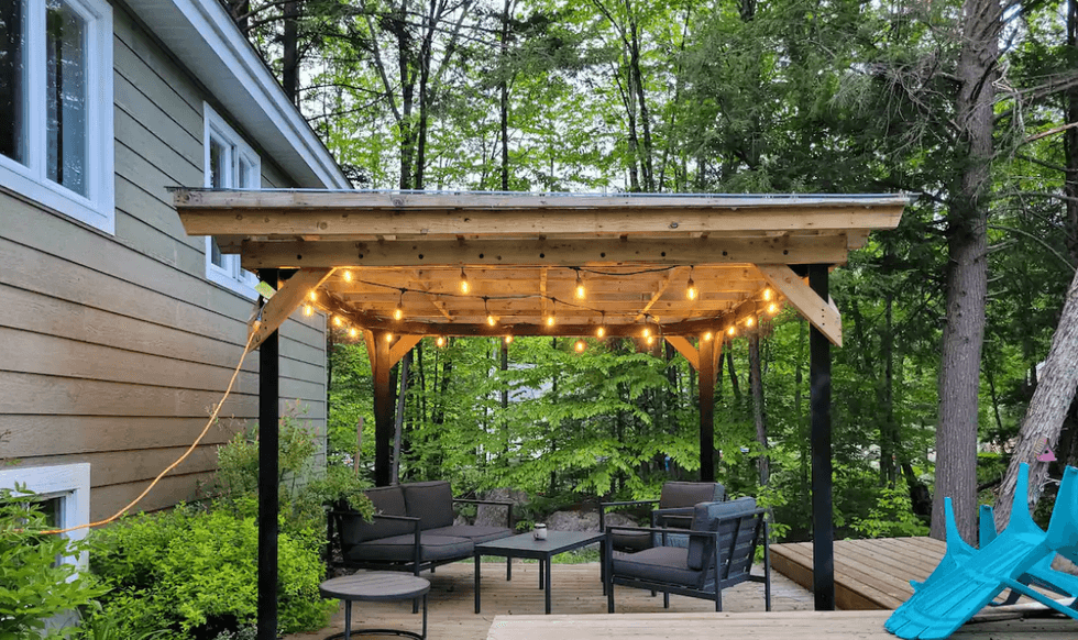 Terrasse d'un chalet \u00e0 louer \u00e0 Sainte-Sophie.