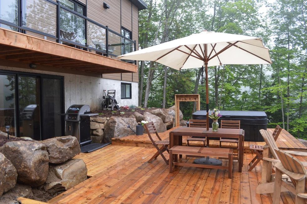 Terrasse du chalet avec jacuzzi.