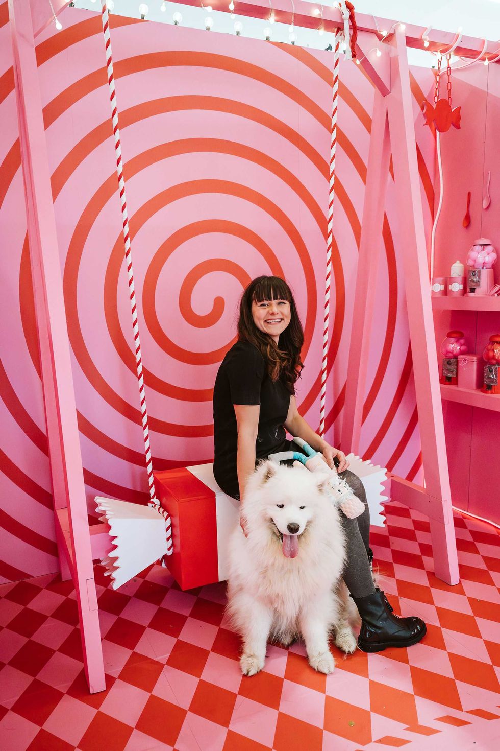 Thara et Nougat prennent la pose dans l'univers \u00ab Canne de bonbon rose \u00bb du photobooth au Centre Eaton.