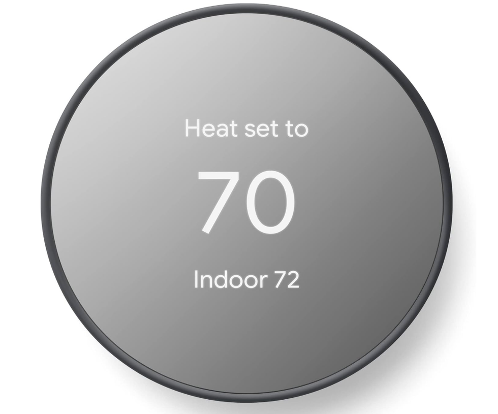 Thermostat intelligent pour la maison gris qui affiche la temp\u00e9rature.
