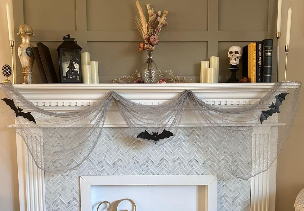 Toile avec chauve-souris.