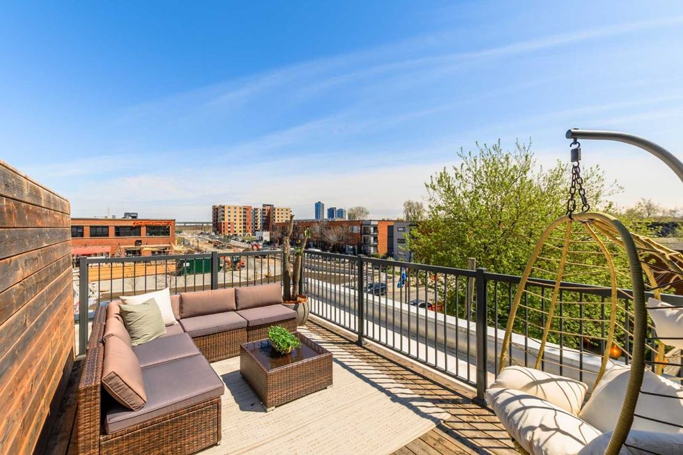 Toit-terrasse avec vue d\u00e9gag\u00e9e de la maison de Lysandre Nadeau et Claude B\u00e9gin \u00e0 Pointe-Saint-Charles.