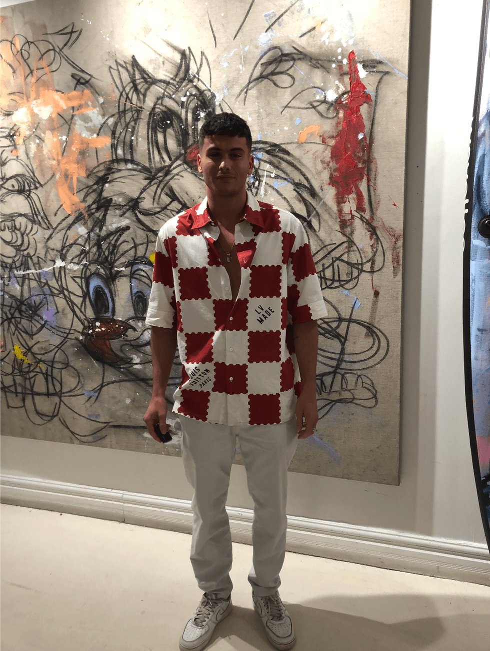 Tommy Kimpton devant les oeuvres d'Hugo Renzo.