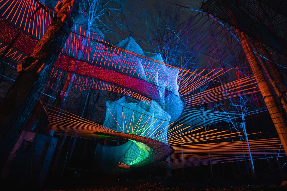 Trampoline illumin\u00e9.