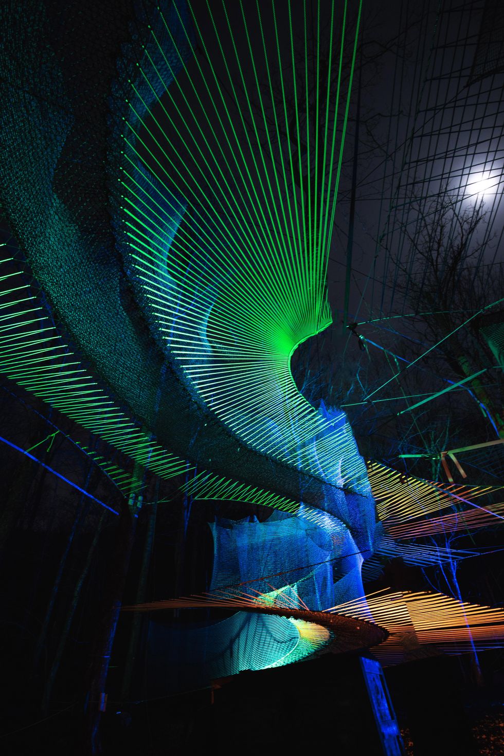 Trampoline illumin\u00e9.