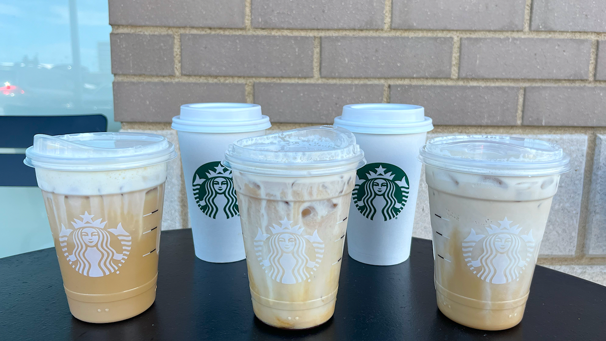 Trois boissons d'automne glacées et deux boissons chaudes du Starbucks.