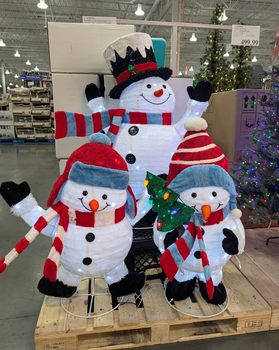 Trois bonhommes de neige d\u00e9coratifs pour l'ext\u00e9rieur vendues dans le rayon des articles saisonniers chez Costco.