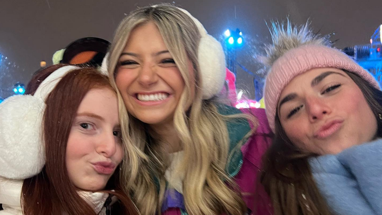 Trois personnes en habits d'hiver à Igloofest.