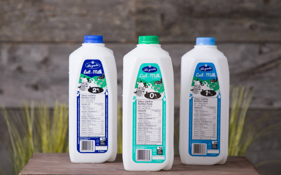 Trois pintes de lait : 2 %, 0 % et 1 %.