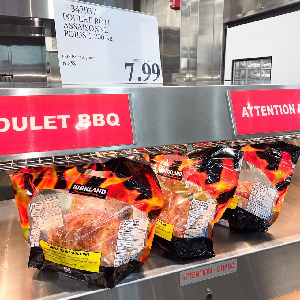 Trois poulets r\u00f4tis dans un r\u00e9chaud, au Costco.