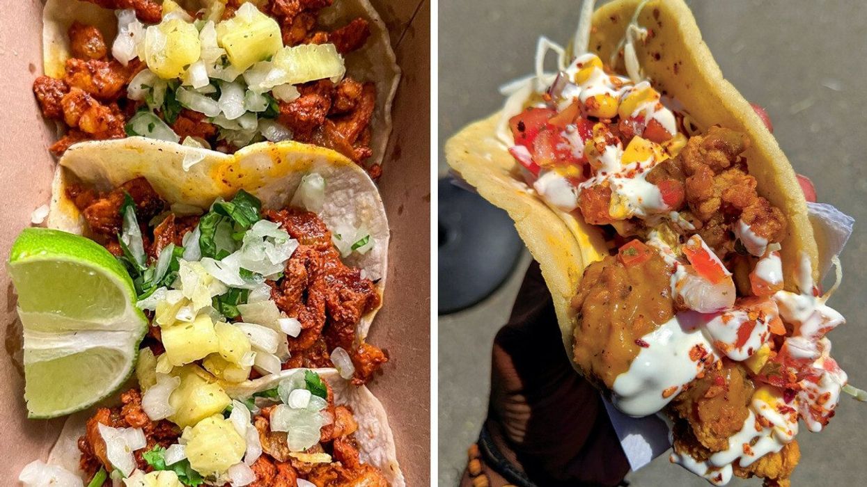 Trois tacos. Droite : Une main qui tient des tacos.