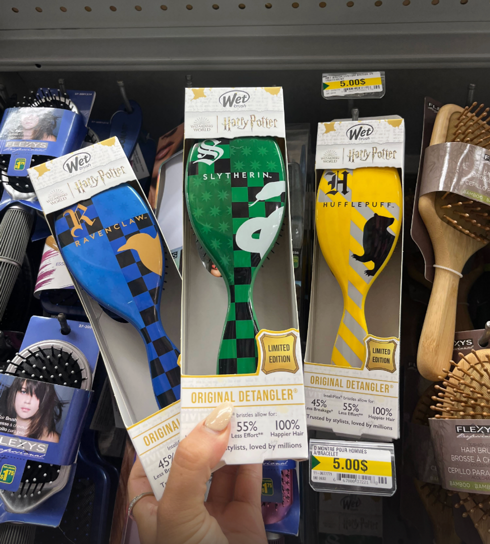 Trois Wet Brush pour cheveux mouill\u00e9s de Harry Potter : Ravenclaw, Slytherin et Hufflepuff.