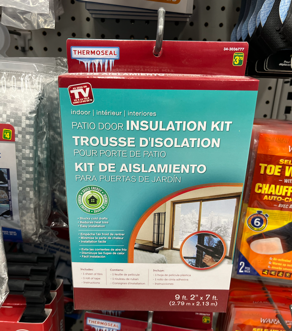 Trousse d'isolation pour porte patio dans son emballage au Dollarama.