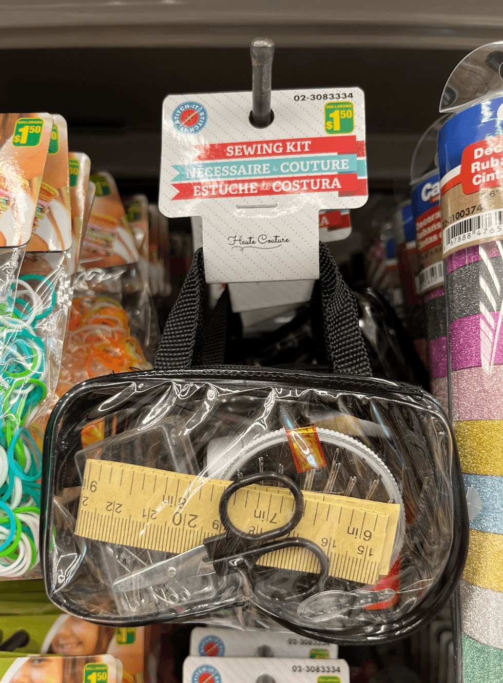 Trousse de n\u00e9cessaire \u00e0 couture comprenant des aiguilles, ciseaux, fils, et plus.